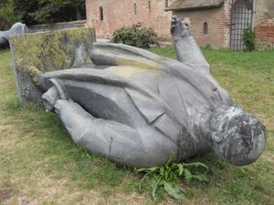 모고쇼아이아 궁전 옆에 쓰러져 있는 페트루 그로자 동상 (2010년)