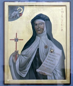 바트베르크자베른(Bad Bergzabern)의 상징. 두루마리에는 그녀의 저서에서 인용한 "사랑의 가장 본질적인 것은 자기 헌신이다. 모든 것으로 들어가는 입구는 십자가이다"라는 글귀가 적혀 있다.