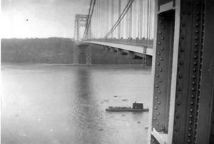 USS 노틸러스가 다리 아래를 지나고 있다 (1956년, 다리에는 단일 데크만 있었다)