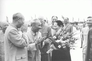 베이징에 도착한 호찌민을 맞이하는 쑹칭링