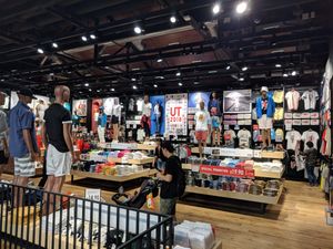 의류 매장 내부. 대량생산된 의류들이 진열되어 있다.