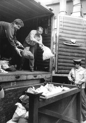 1990년, 랙비츠 금속 공장에서 동독 주화를 녹이는 모습