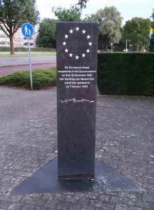 마스트리흐트 조약 서명을 기념하는 네덜란드 마스트리흐트 림뷔르흐 주청사 입구 앞의 석재 기념물