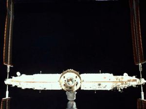 톈궁 우주정거장 후면 사진, 도킹 전 [[톈저우 화물 우주선]]에서 촬영.