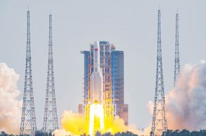 2022년 10월, 창정 5호 B 로켓이 멍톈 실험실 모듈을 발사하는 모습