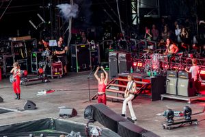 2022년 록 암 링에서 공연하는 그룹