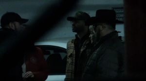 엔리케 타리오(중앙)와 스튜어트 로즈(맨 오른쪽)는 지하 주차장에서 열린 Oath Keepers와 Proud Boys 지도자 간의 1월 5일 회의에 참석했다.