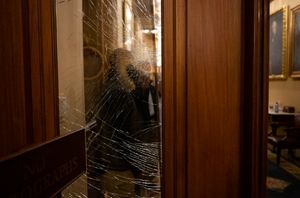 폭도들의 공격으로 손상된 창문