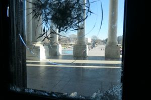 폭도들에 의해 파괴된 문의 유리