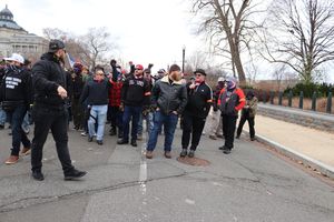 미국 대법원 건물 앞을 행진하는 프라우드 보이스.