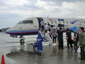 기체 출입구에 계단이 내장된 에어스테어 (CRJ-700NG)