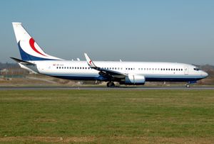 개인용 보잉 737-800이 잉글랜드 런던 루톤 공항에 착륙하고 있다.