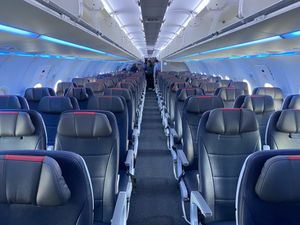 아메리칸 항공 A321neo의 이코노미 클래스 객실. 전체 LED 분위기 조명이 특징이다.