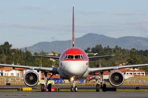 정면에서 본 A318. 동체 단면과 주익은 다른 A320 계열기와 공통이다.