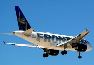 프론티어 항공(Frontier Airlines)의 A318을 후방에서 본 모습.