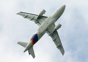 아래에서 본 A318.