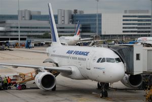 공항에 주기 중인 A318. 좌측 전방 출입구에는 탑승교가 연결되어 있으며, 화물칸 출입구에는 벨트 컨베이어가 설치되어 있다.