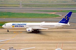 2003년 하네다 공항에 있는 스카이마크 항공의 첫 도색이 적용된 보잉 767-300ER 항공기