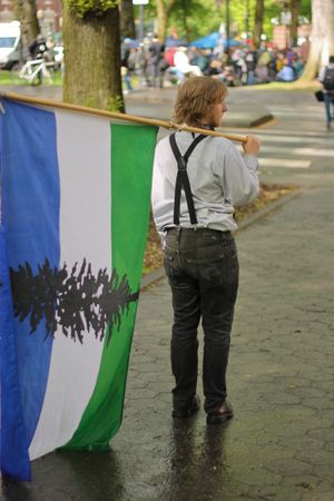 2012년 5월 1일(메이데이), 포틀랜드에서 카스케이디아 깃발을 든 남성