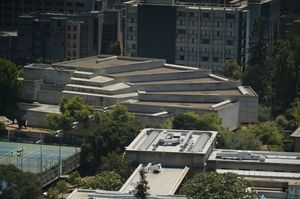 마리오 치암피(Mario Ciampi)가 설계한 건물(1970년 완공)은 캘리포니아 대학교 버클리 소속이었던 버클리 미술관 및 태평양 영화 아카이브(Berkeley Art Museum and Pacific Film Archive, BAMPFA)의 이전 건물로, 버클리(Berkeley, California)의 뱅크로프트 웨이(Bancroft Way)에 위치해 있었으며, 차학경은 대학원 재학 중 이곳에서 일했다. 차학경의 유족은 1991년 그녀의 작품을 BAMPFA에 기증했다.