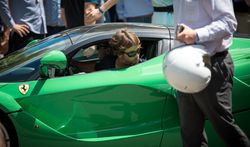 자신의 페라리를 운전하는 제이(2014년)