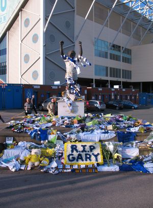 엘런드 로드(Elland Road)에서 게리 스피드를 추모하는 꽃다발