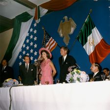1962년 멕시코 방문 중 존 F. 케네디 대통령과 자크린 케네디 여사 옆에 있는 아돌포 로페스 마테오스 대통령