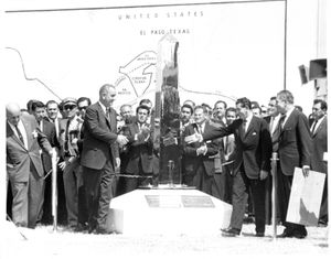 미국 리처드 닉슨 대통령(왼쪽)과 멕시코 아돌포 로페스 마테오스 대통령(오른쪽)이 차미살 분쟁의 평화적 해결을 알리는 새로운 경계 표지를 공개하는 모습.