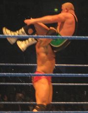 2006년 WWE 하우스쇼에서 데이브 피날리에게 바티스타 밤을 시전하는 바티스타