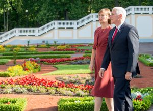 마이크 펜스와 함께 (2017년)