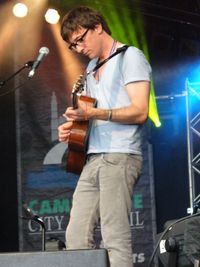 2007년 캠브리지 포크 페스티벌에서 기타를 연주하는 그레이엄 콕슨(Graham Coxon)