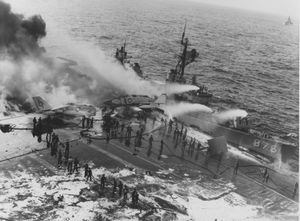 1969년 화재가 발생한 엔터프라이즈 옆에 정박한 로저스