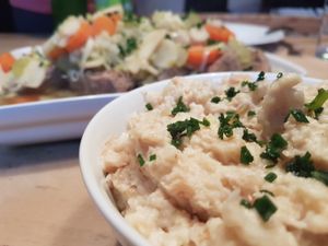 한 끼 식사와 함께 제공되는 겨자 무 요리