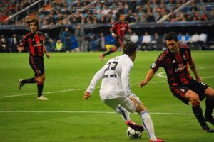 2010-11 UEFA 챔피언스리그에서 AC밀란의 다니엘레 보네라와 경합하는 외질