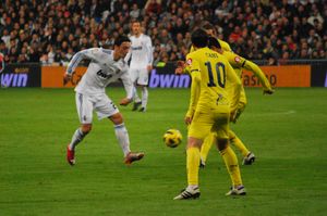 카니는 2011년 1월 팀 동료가 레알 마드리드 CF의 미드필더 메수트 외질과 공을 다투는 모습을 앞에서 지켜보고 있다.