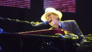 2010년 할리우드 볼(Hollywood Bowl)에서 공연하는 키보디스트 벤몬트 텐치(Benmont Tench)