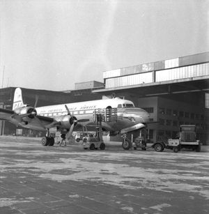 1954년 1월 베를린 템펠호프에서 격납고 앞에 주차된 팬암 더글러스 DC-4