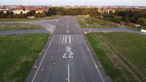 2010년 소카타 TB 10 토바고가 착륙했던 27L 활주로(2022년 항공 사진)