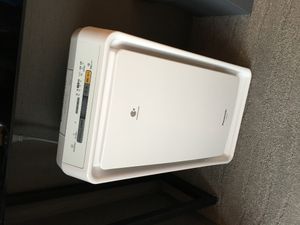 탁자 아래에 놓인 공기청정기