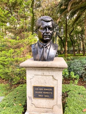 로스 피노스의 콜로시오 흉상