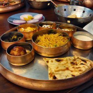 레스토랑에서 제공되는 밥과 다양한 반찬이 포함된 채식 탈리