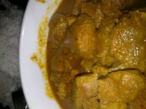 포르투갈 리스본의 고아식 인도 레스토랑에서 제공되는 돼지고기 빈달루