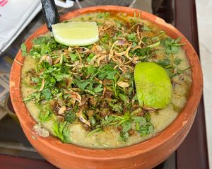 다카의 방글라데시식 샤히 할림(Shahi Haleem)