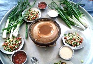 수프와 함께 담긴 수수 가루 폴렌타