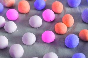 무지개처럼 다채로운 탕위안. 과일잼 등 다양한 속을 채울 수 있다.