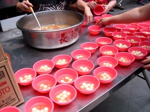 핑안위안}}). 소가 없고 크기가 작은 형태의 탕위안이다.