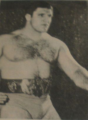 브루노 사마르티노가 버디 로저스로부터 획득한 원본 WWWF 세계 헤비급 챔피언십 벨트를 착용하고 있다.