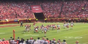 패트릭 마홈스가 2021년 치프스 공격을 이끌고 있다. 클리블랜드 브라운스전, 2021년.