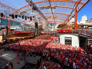 슈퍼볼 LIV 시청 파티를 위해 캔자스시티 파워 & 라이트 디스트릭트에 모인 팬들