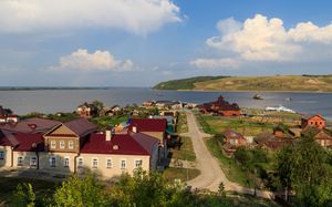 볼가 강과 스비야가 강이 합류하는 지점에 위치한 스비야즈스크